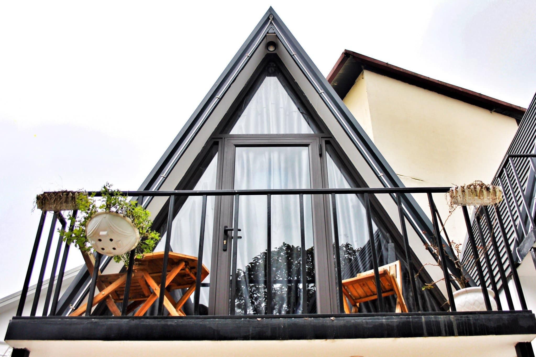 Ban công phòng tam giác CuDen Homestay
